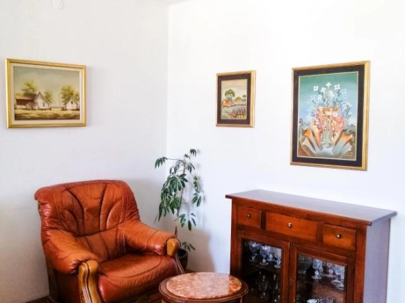 Trosoban stan 112 m² sa tri terase u centru – Bar