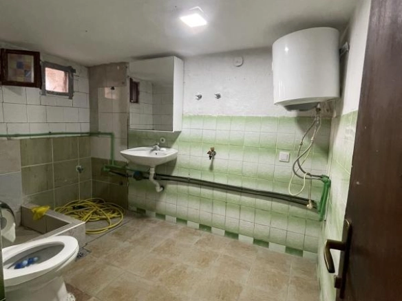 Dvosoban stan 55 m² za renoviranje u centru – Bar
