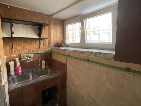 Dvosoban stan 55 m² za renoviranje u centru – Bar
