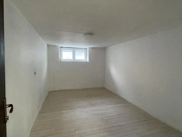 Dvosoban stan 55 m² za renoviranje u centru – Bar