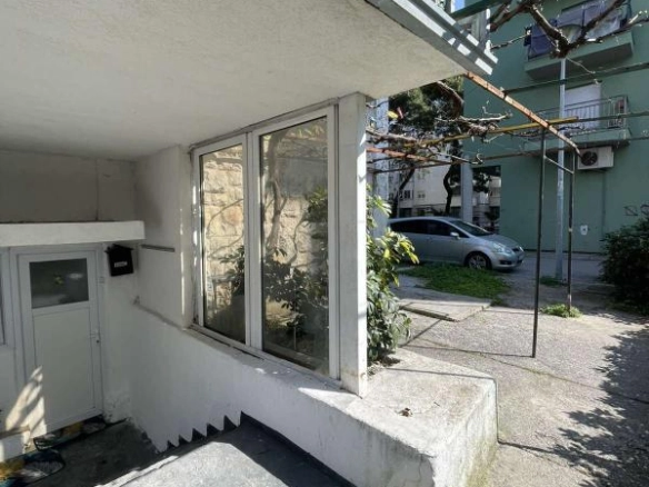 Dvosoban stan 55 m² za renoviranje u centru – Bar