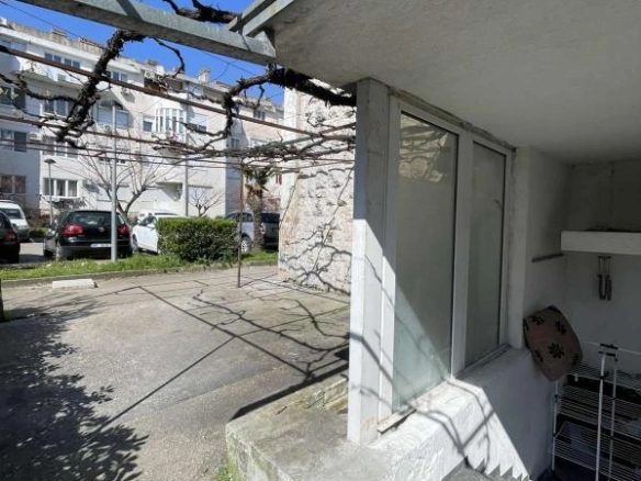 Dvosoban stan 55 m² za renoviranje u centru – Bar