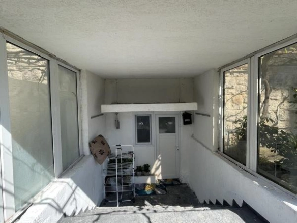 Dvosoban stan 55 m² za renoviranje u centru – Bar