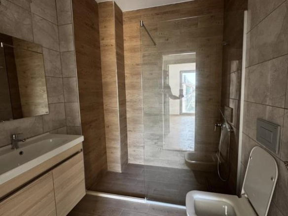 Dvosoban stan 74 m² sa terasom i pogledom na grad – Bar