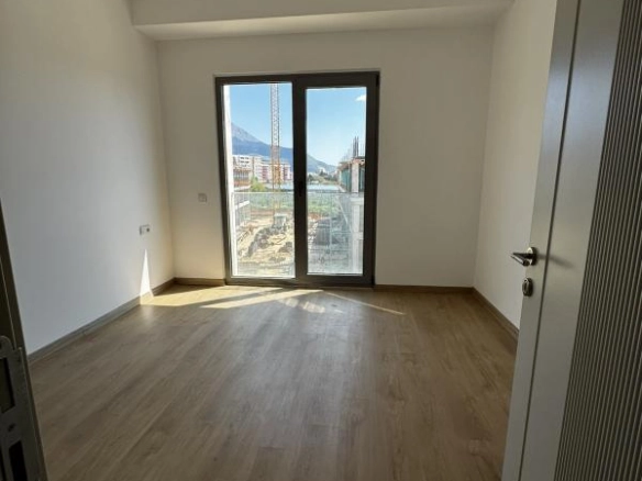 Dvosoban stan 74 m² sa terasom i pogledom na grad – Bar