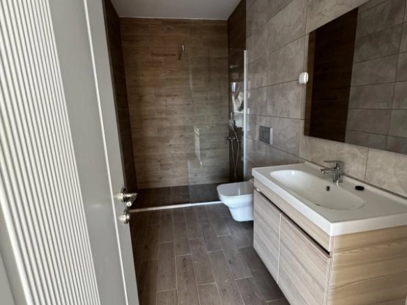 Dvosoban stan 74 m² sa terasom i pogledom na grad – Bar