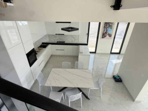 Porodična kuća 200 m² na placu od oko 1000 m² – Buljarica, Budva