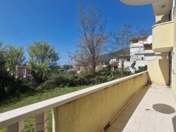 Trosoban stan 99 m² sa terasom od 38 m² – Petrovac, Budva