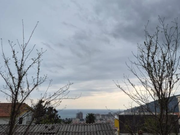 Plac 338 m² sa građevinskim projektom i pogledom na more – Lazi, Budva