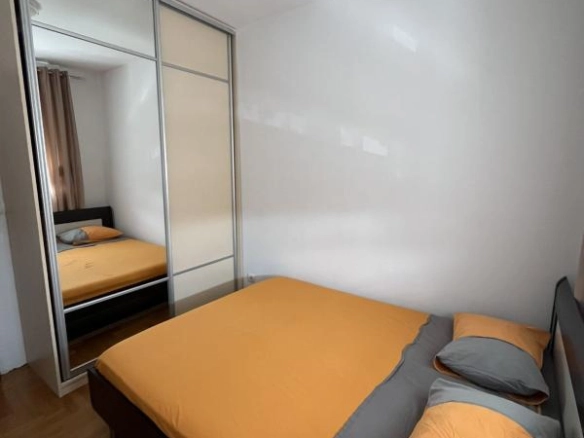Izdavanje: Jednosoban stan 54 m² u centru, potpuno namješten – Bar