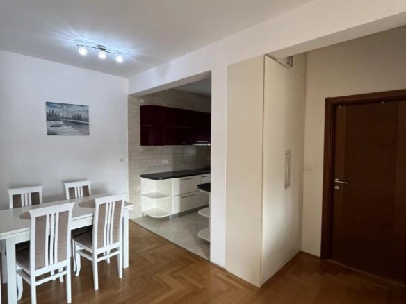 Izdavanje: Jednosoban stan 54 m² u centru, potpuno namješten – Bar