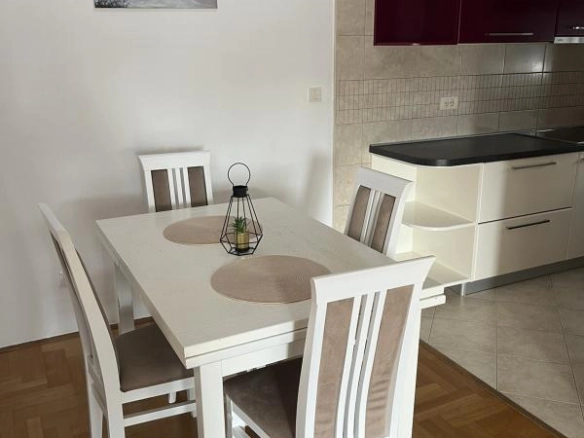 Izdavanje: Jednosoban stan 54 m² u centru, potpuno namješten – Bar