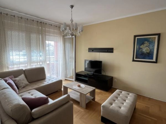 Izdavanje: Jednosoban stan 54 m² u centru, potpuno namješten – Bar