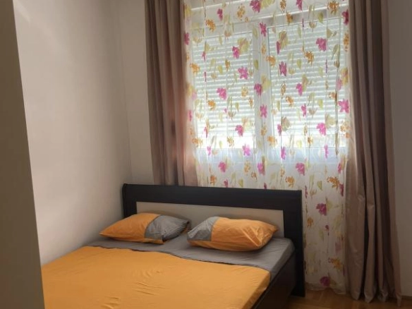 Izdavanje: Jednosoban stan 54 m² u centru, potpuno namješten – Bar