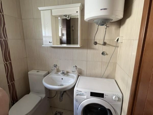 Izdavanje: Jednosoban stan 54 m² u centru, potpuno namješten – Bar