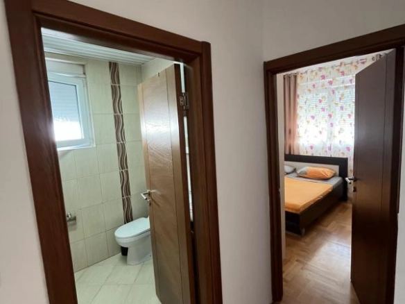 Izdavanje: Jednosoban stan 54 m² u centru, potpuno namješten – Bar