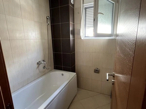 Izdavanje: Jednosoban stan 54 m² u centru, potpuno namješten – Bar