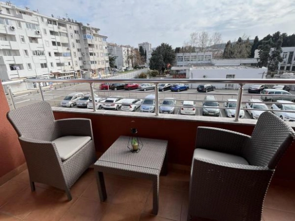 Izdavanje: Jednosoban stan 54 m² u centru, potpuno namješten – Bar