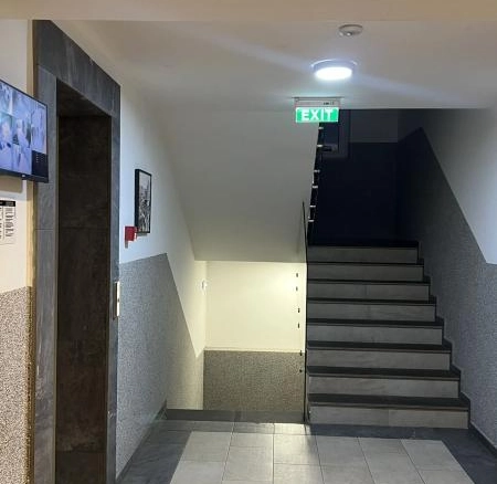 Jednosoban stan 33 m² sa dizajnerskom renovacijom – Bijeli Do, Budva