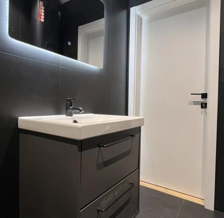 Jednosoban stan 33 m² sa dizajnerskom renovacijom – Bijeli Do, Budva