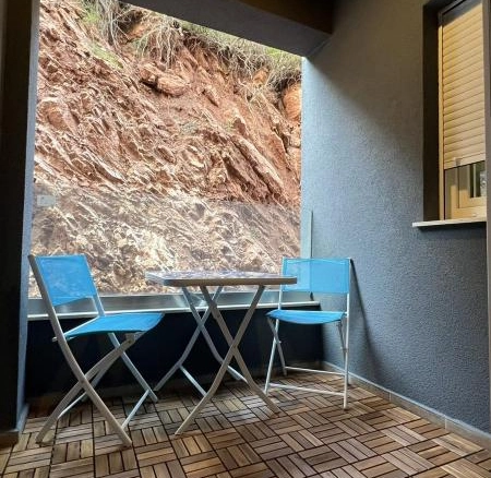 Jednosoban stan 33 m² sa dizajnerskom renovacijom – Bijeli Do, Budva