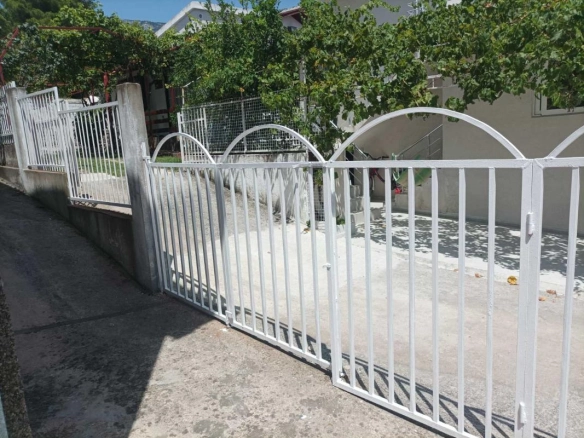 Trospratna kuća 200 m² na placu od 301 m² – Sutomore, Bar