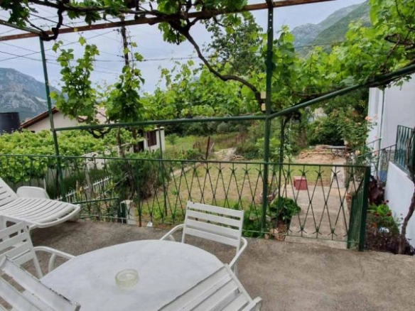 Kuća 117 m² sa terasom od 30 m² u mirnom dijelu – Sutomore, Bar