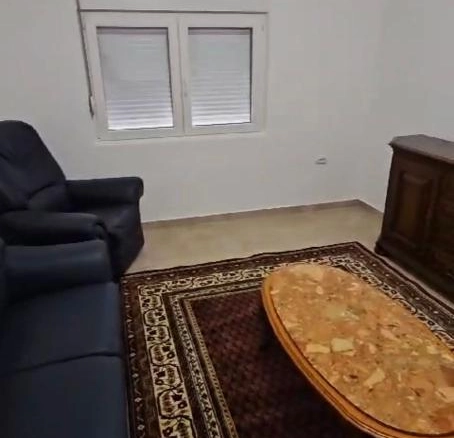 Izdavanje: Kuća 70 m² sa dvorištem i dva odvojena ulaza – Polje, Bar