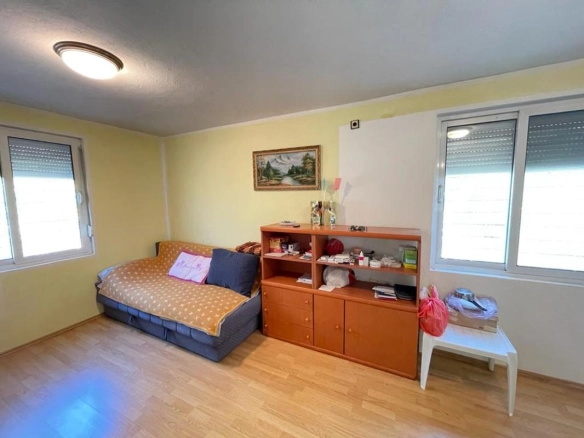 Kuća 204 m² na placu od 302 m² sa voćnjakom – Dobra Voda, Bar