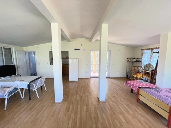Kuća 204 m² na placu od 302 m² sa voćnjakom – Dobra Voda, Bar
