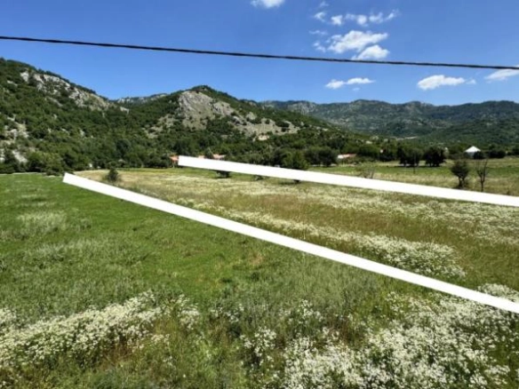 Plac 7000 m² sa direktnim izlazom na glavni put – Grahovo, Nikšić