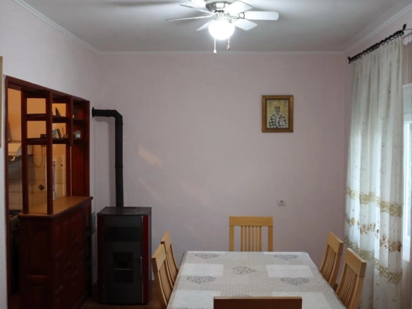 Trosoban stan 91 m² blizu mora sa garažom i dvorištem – Igalo, Herceg Novi