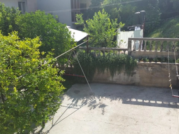Trosoban stan 91 m² blizu mora sa garažom i dvorištem – Igalo, Herceg Novi