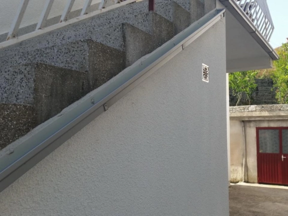 Trosoban stan 91 m² blizu mora sa garažom i dvorištem – Igalo, Herceg Novi