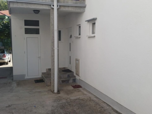 Trosoban stan 91 m² blizu mora sa garažom i dvorištem – Igalo, Herceg Novi