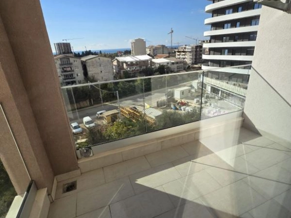 Dvosoban stan 69 m² sa pogledom na more u novogradnji – Ilino, Bar