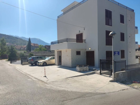 Trosoban stan 107 m² sa krovnom terasom od 107 m² – Tivat