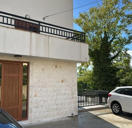 Trosoban stan 107 m² sa krovnom terasom od 107 m² – Tivat