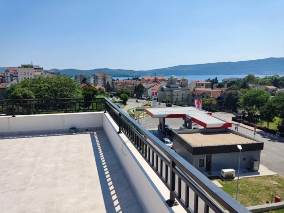 Trosoban stan 107 m² sa krovnom terasom od 107 m² – Tivat