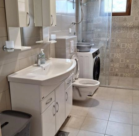 Trosoban stan 107 m² sa krovnom terasom od 107 m² – Tivat