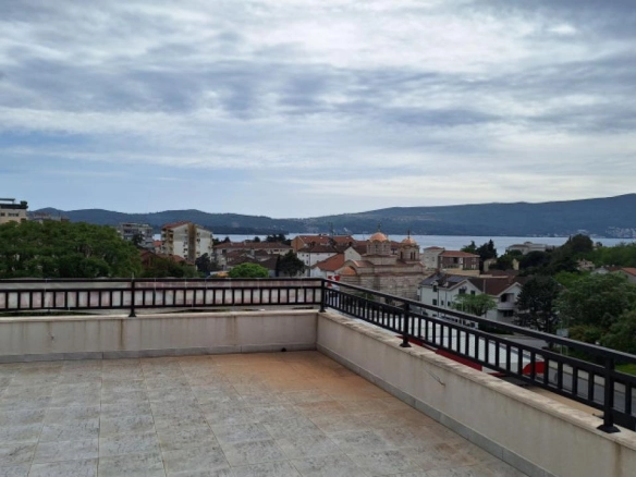 Trosoban stan 107 m² sa krovnom terasom od 107 m² – Tivat