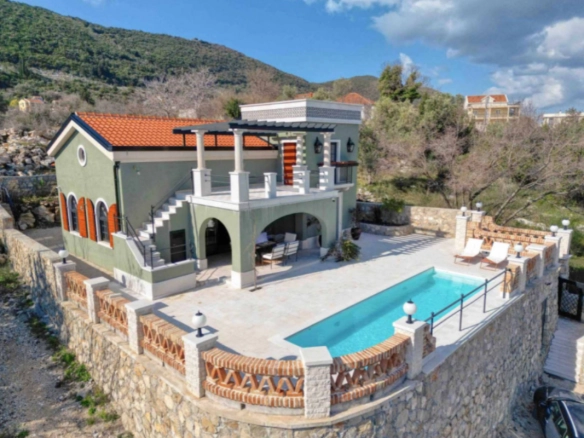 Kuća 160 m² sa bazenom i pogledom na more – Herceg Novi