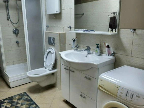 Dvosoban stan 79 m² sa bočnim pogledom na more – Bečići, Budva
