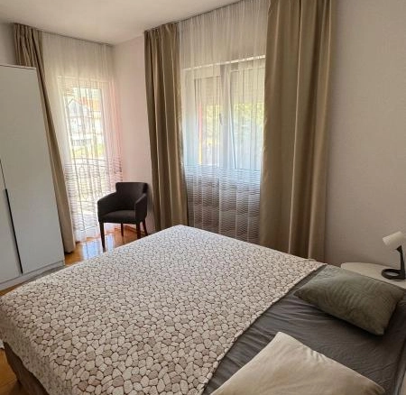 Trosoban stan 79 m² sa terasom i zajedničkim bazenom – Lastva Grbaljska, Kotor