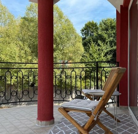 Trosoban stan 79 m² sa terasom i zajedničkim bazenom – Lastva Grbaljska, Kotor