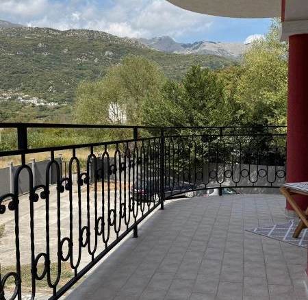 Trosoban stan 79 m² sa terasom i zajedničkim bazenom – Lastva Grbaljska, Kotor