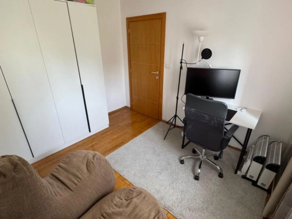 Trosoban stan 79 m² sa terasom i zajedničkim bazenom – Lastva Grbaljska, Kotor