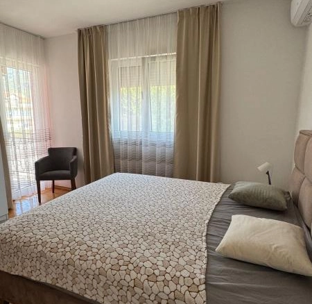 Trosoban stan 79 m² sa terasom i zajedničkim bazenom – Lastva Grbaljska, Kotor
