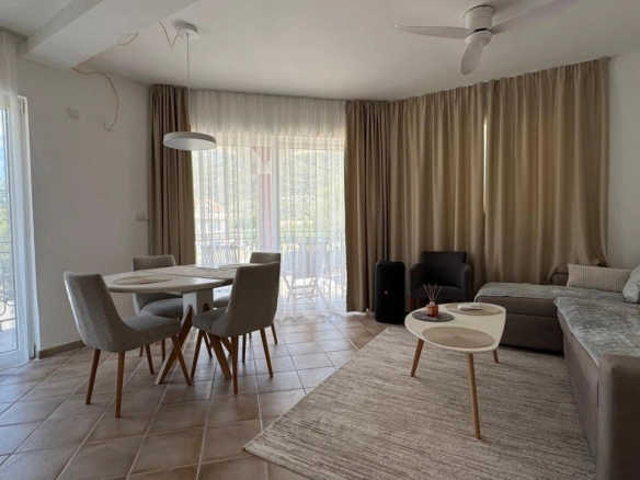 Trosoban stan 79 m² sa terasom i zajedničkim bazenom – Lastva Grbaljska, Kotor