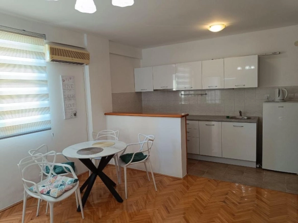 Izdavanje: Jednosoban stan 59 m² sa dvije terase u centru – Bar
